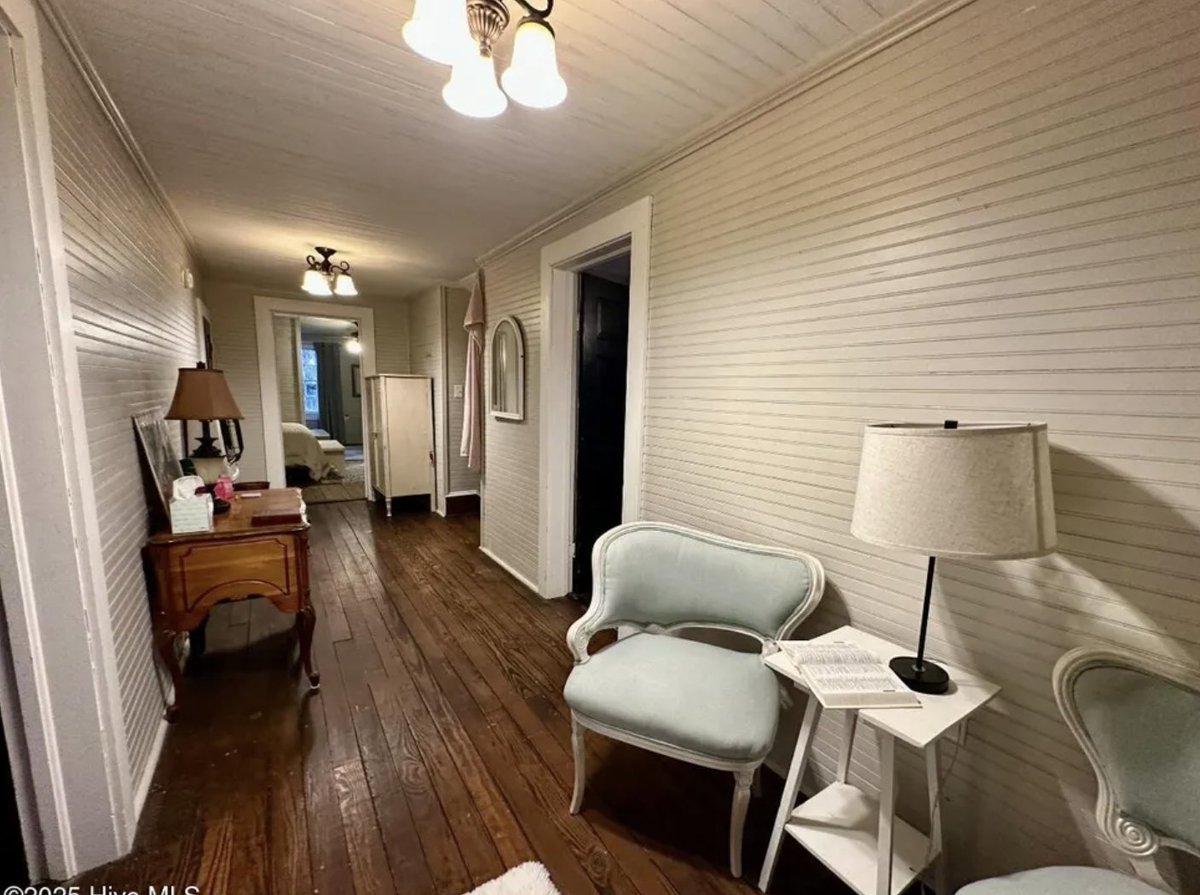 oldhouseunder50's tweet image. $180K. Originally established in 1831 as a local #schoolhouse, this #NorthCarolina #farmhouse sits on 1.48 #acres. oldhousesunder50k.com/c-1831-north-c…