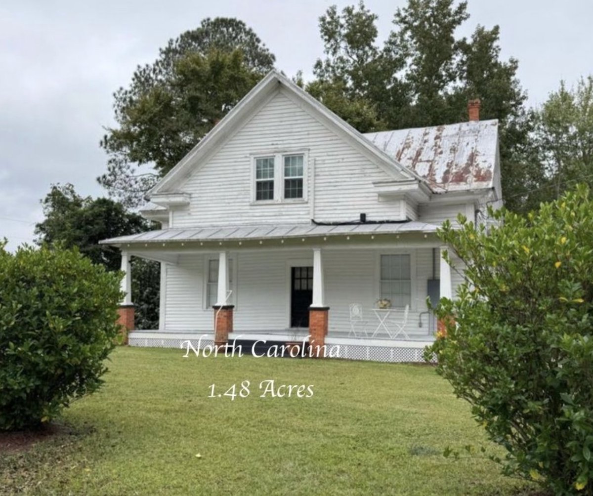 oldhouseunder50's tweet image. $180K. Originally established in 1831 as a local #schoolhouse, this #NorthCarolina #farmhouse sits on 1.48 #acres. oldhousesunder50k.com/c-1831-north-c…