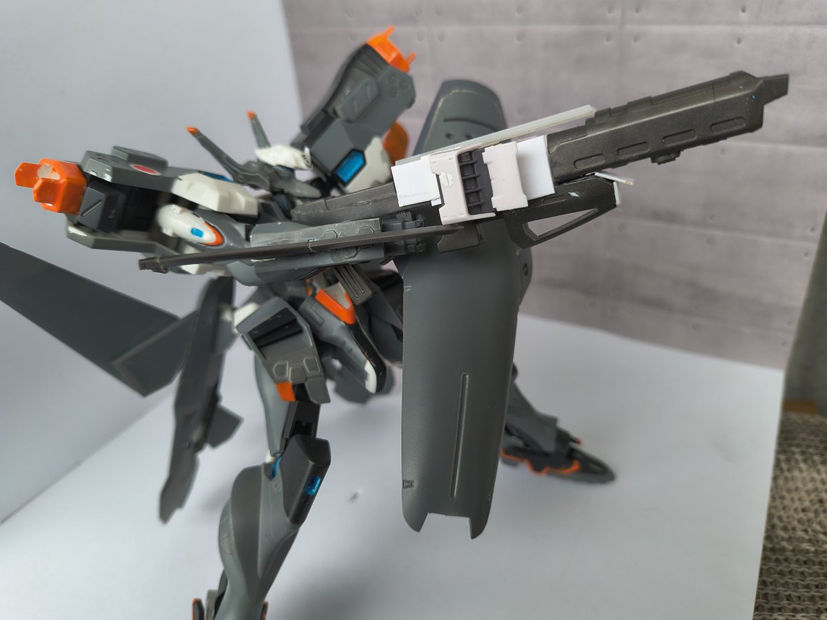 keyos98's tweet photo. Type-04s 不知火弐型 局地戦闘仕様

04式戦術歩行戦闘機 不知火弐型を元とし局地戦闘戦術機としての改修が施された機体。
低速域での高機動戦闘を行う為に跳躍ユニットの主翼は大型の前進翼に換装され、また射撃兵装も従来の突撃砲にEMLモジュールが換装された簡易レールガンになっている。
#マブラヴ https://t.co/u9U7UtweNG