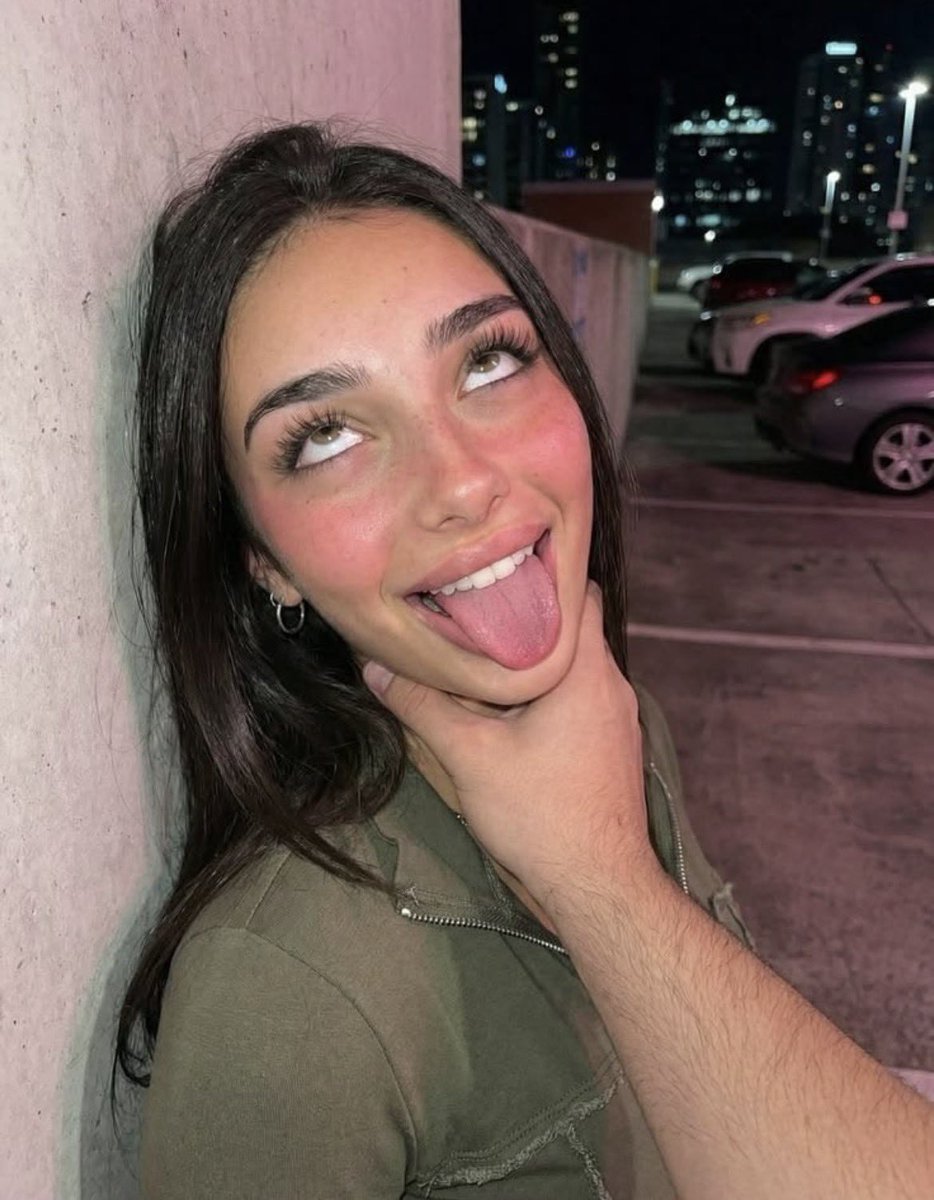 Simpmaxxing tweet media