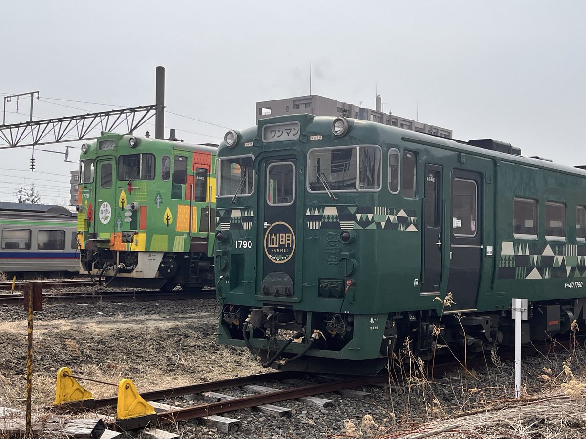ex1085's tweet photo. 先日、苫小牧に行った時、駅構内に色々な40系が停車していた。良いですね〜
#JR北海道　#40系 #鉄道 https://t.co/EUYYSMTdnb