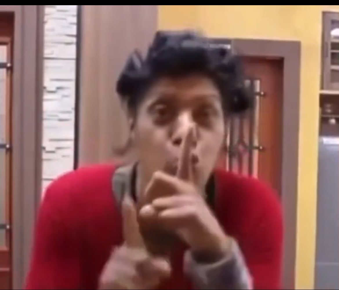 rts do Vitória e da miley cyrus tweet media