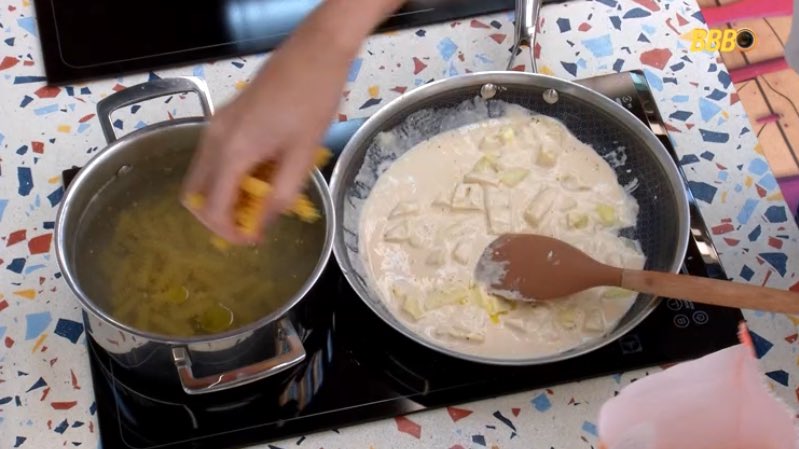 liz ⭑ renault tweet media