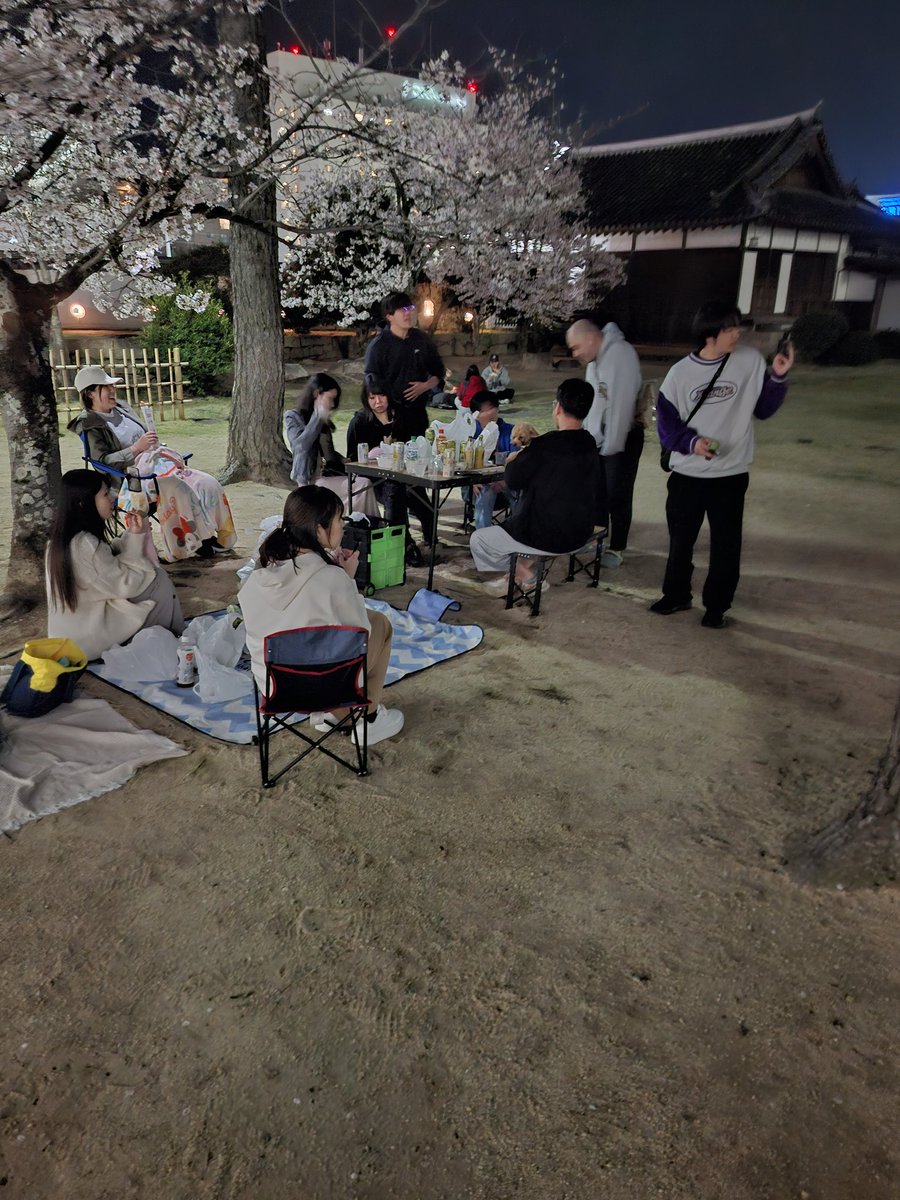 taku_M1510's tweet image. 今年も9highメンバーと夜桜🌸🍺🌸
お花見！☺楽しかった✨(*´∀`)♪
#福山
#9high
#ポーカー
#桜