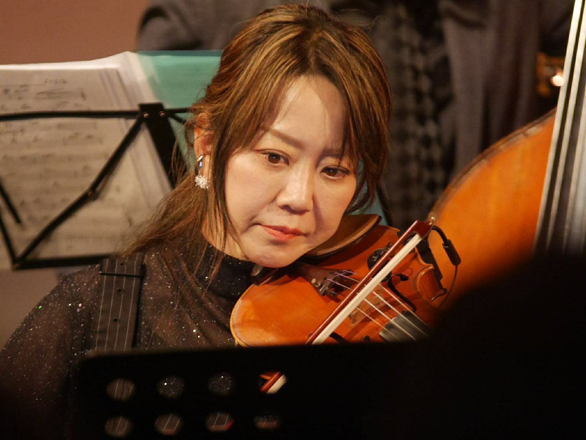C__on__C's tweet photo. 3/28(土)Super Jazz Strings@六本木クラップス、終了しました！
結成20周年記念の久々のフルメンバーの迫力ある音とMCで、満員のお客様の笑顔と魅了が絶えないライブでした♪
平山織絵(Vc)、maiko(Vln)、クラッシャー木村(Vln)、田中詩織(Vla)、清水絵理子(Pf)、佐瀬正(B)、井川晃(Ds)、田辺充邦(Gt) https://t.co/wGri3VK6Yd
