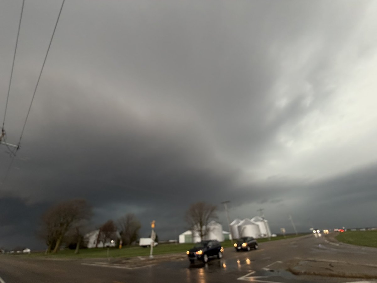 ChicagoMWeather's tweet image. 🚨🌪️ Tornado-warned supercell is tracking toward Bloomington, IL right now! This storm is showing strong rotation and could produce a tornado at any time. If you’re in the path—take shelter immediately and stay weather aware! ⚠️🏠

#ILwx #TornadoWarning #SevereWeather