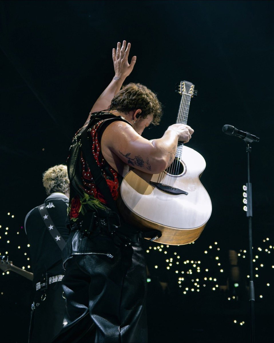 ashton irwin hq tweet media