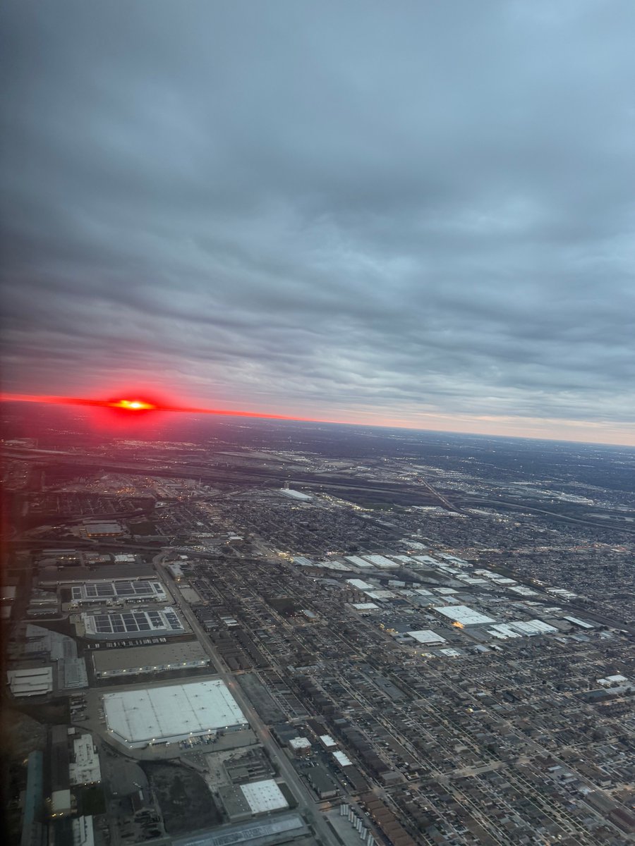 pagetpaget's tweet photo. This photo from a plane of a Chicago sunset has nothing to do with my advice, I just thought it looked cool. Dried tarragon is awful and will never help your cooking. Have a Great Weekend, guys. Kisses ! https://t.co/AXchl2GRqD