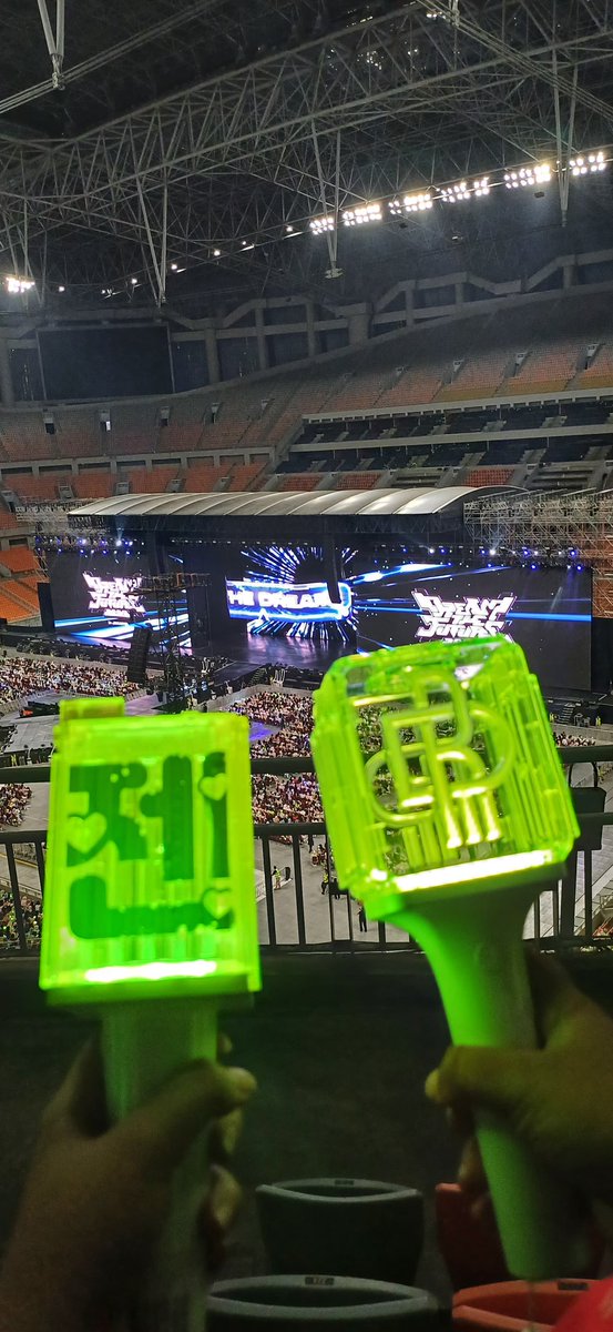Makasih, sudah kasih kesempatan pertama buat aku nonton tds ot7, entah akan ada lagi atau tidak. Tapi semoga ada pertemuan-pertemuan lain✨
