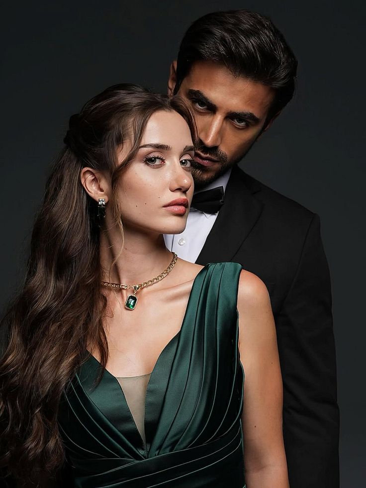 laevusignis's tweet photo. / I seen a post in TikTok about how rhysand from A Court Of thorns and roses. NOW I CAN'T UNSEE IT. 
Emin Günenç as Rhysand!!!! 😍😍😍😍😍😍😍 
and the actress as feyre. 
makes me wanna redo again my rhysand account https://t.co/ZQHFTYD3RN