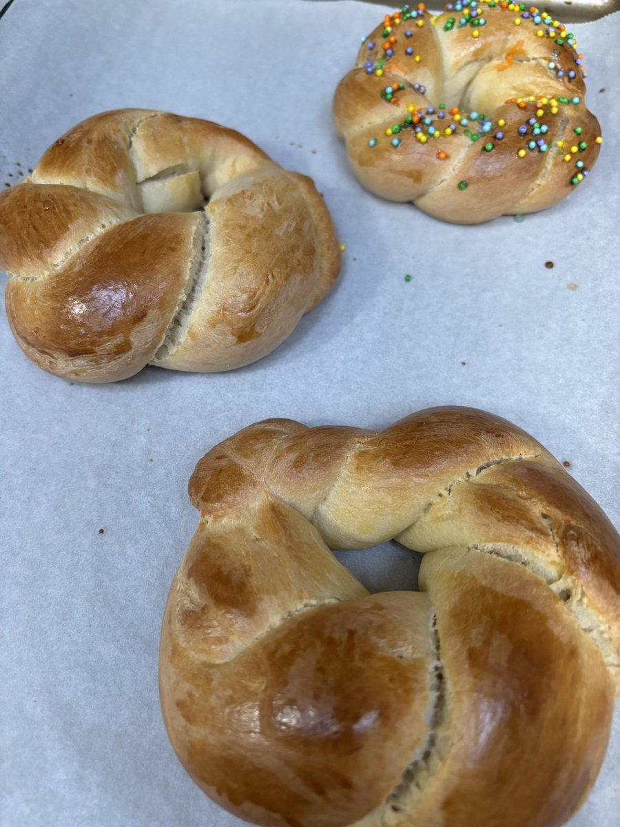 DanielaCourtice's tweet photo. Managed to squeeze in some baking before and after church today. Italian sweet bread, carrot cupcakes and some delicious Daniela’s Dolce cookies which include, sugar cookies, lemon crinkles and micro mini chocolate cookies. https://t.co/jXAJm0bBsK