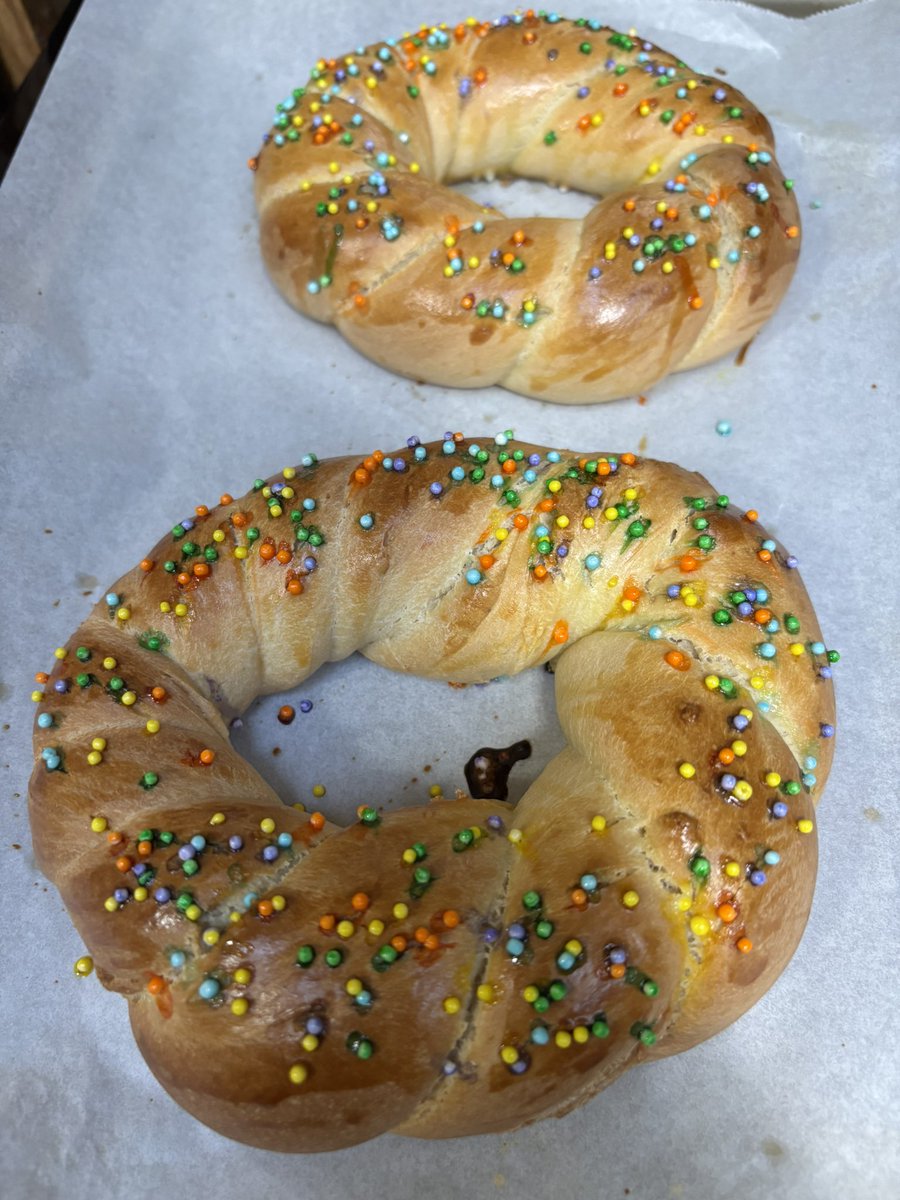 DanielaCourtice's tweet photo. Managed to squeeze in some baking before and after church today. Italian sweet bread, carrot cupcakes and some delicious Daniela’s Dolce cookies which include, sugar cookies, lemon crinkles and micro mini chocolate cookies. https://t.co/jXAJm0bBsK
