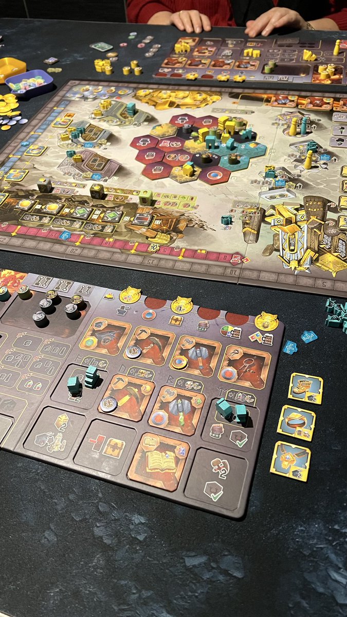 BlogGeekLette's tweet image. Covenant. 4eme partie et j’aime toujours autant. Placement d’ouvriers (avec force à augmenter) sur des outils qui déterminent l’action. Outils à sertir pour bonifier l’action. Il est vraiment agréable à jouer et je veux bien enchaîner sur une 5ème partie. 
#j2s #bgg