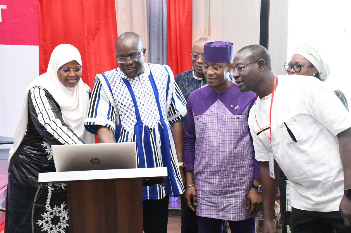 Mefp_BF's tweet photo. Ce vendredi 03 avril 2026, le ministre de l’Economie et des Finances, Dr Aboubakar Nacanabo, en présence d'autres membres du gouvernement, a officiellement lancé deux plateformes numériques majeures dédiées à la modernisation des services du Trésor public : e-BDT et LANAYA. https://t.co/kZKr8kO1LL