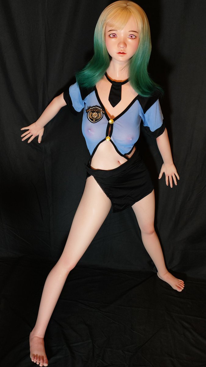 Daimon_Ferengi's tweet photo. 🚔Police-inspired cosplay outfit! The blue top with black accents, gold buttons and embroidered badge pairs perfectly with the sleek black skirt. The blonde-to-green hair gradient adds such a vibrant touch. 💙
#AnimeCosplay #CosplayOutfit #PoliceCosplay
#Doll https://t.co/rk3NFpSjQB
