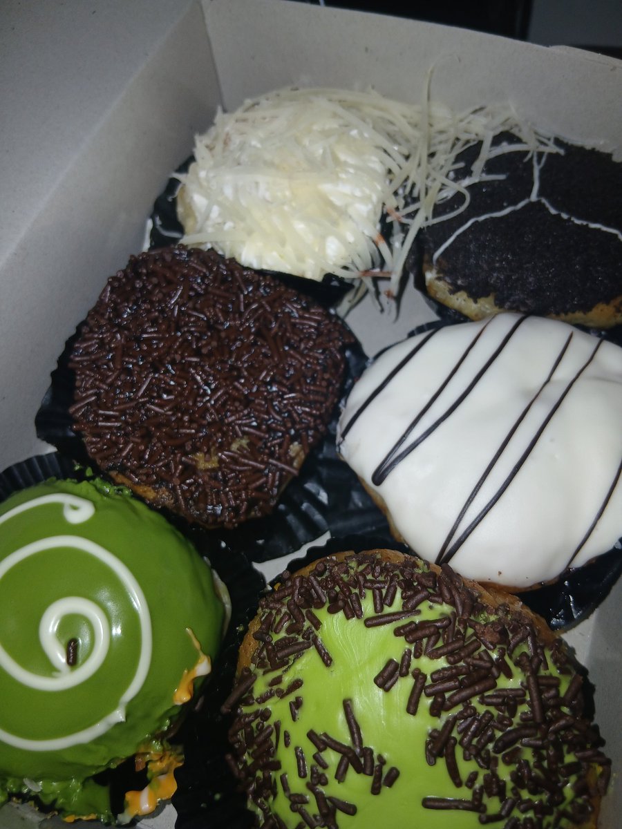 hminkys's tweet photo. semalam aku dapat kiriman donut yummy ini dari my cah ayu anak cantikku satu satunya HIMKS @hangvover maacii yaa geuliskuuuuuu 😕💗🫰🏻 https://t.co/lqLN8AQIei