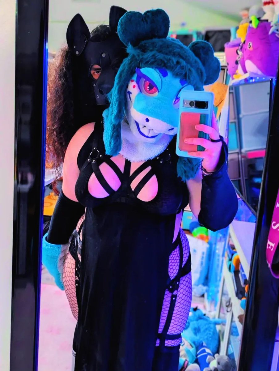 UndercoverSwab's tweet photo. ⭐ ʜᴏʟᴅ ᴜɴᴛɪʟ ᴛʜᴇ ᴇɴᴅ ᴏꜰ ᴛʜᴇ ꜱᴇɢᴍᴇɴᴛ ⭐
.
I haven't had much time to suit lately but here's a throwback to April last year. 🦈💕🐺 
#FursuitFriday tastes better with @SpankyBat https://t.co/eteNykKEfg