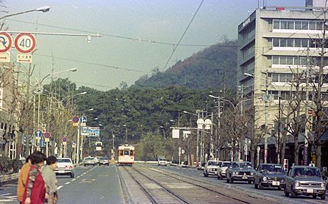 konjaku_photo's tweet image. 【南堀端～松山市駅前】
この古写真の場所は、今はどんな感じになってるの？今昔写語で見てみよう。
ycom.page.link/Rixb

 #愛媛県 #ehime #今昔 #古写真