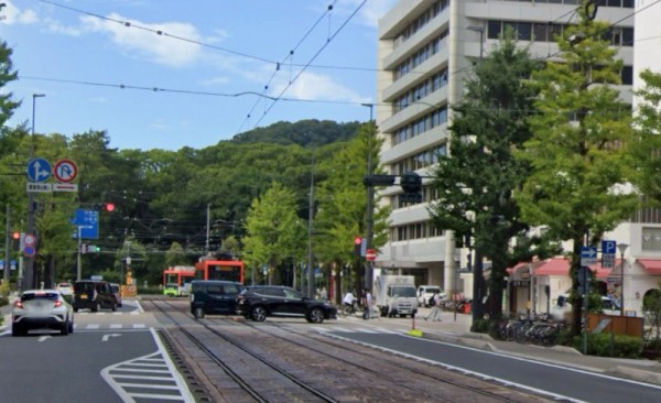 konjaku_photo's tweet image. 【南堀端～松山市駅前】
この古写真の場所は、今はどんな感じになってるの？今昔写語で見てみよう。
ycom.page.link/Rixb

 #愛媛県 #ehime #今昔 #古写真