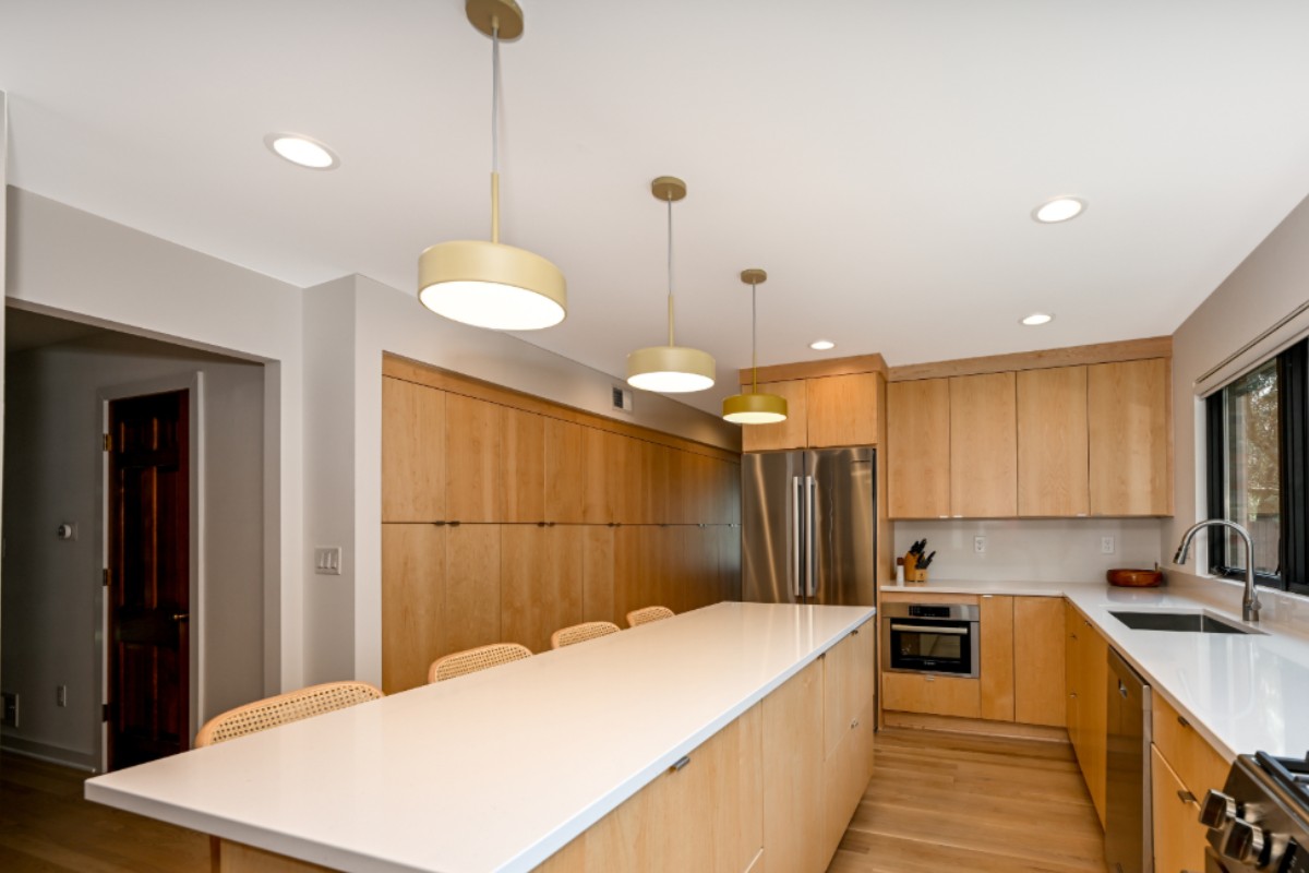 JHicks_HomePro's tweet image. Don’t be afraid to mix metals—brass, bronze, and brushed nickel can live together beautifully when balanced across a space. Best Kitchen &amp;amp; Bath Remodeler#dogoodwork #kitchendesign #hgtv #kitchen #bathroom #homeimprovement #home #remodeling #remodel