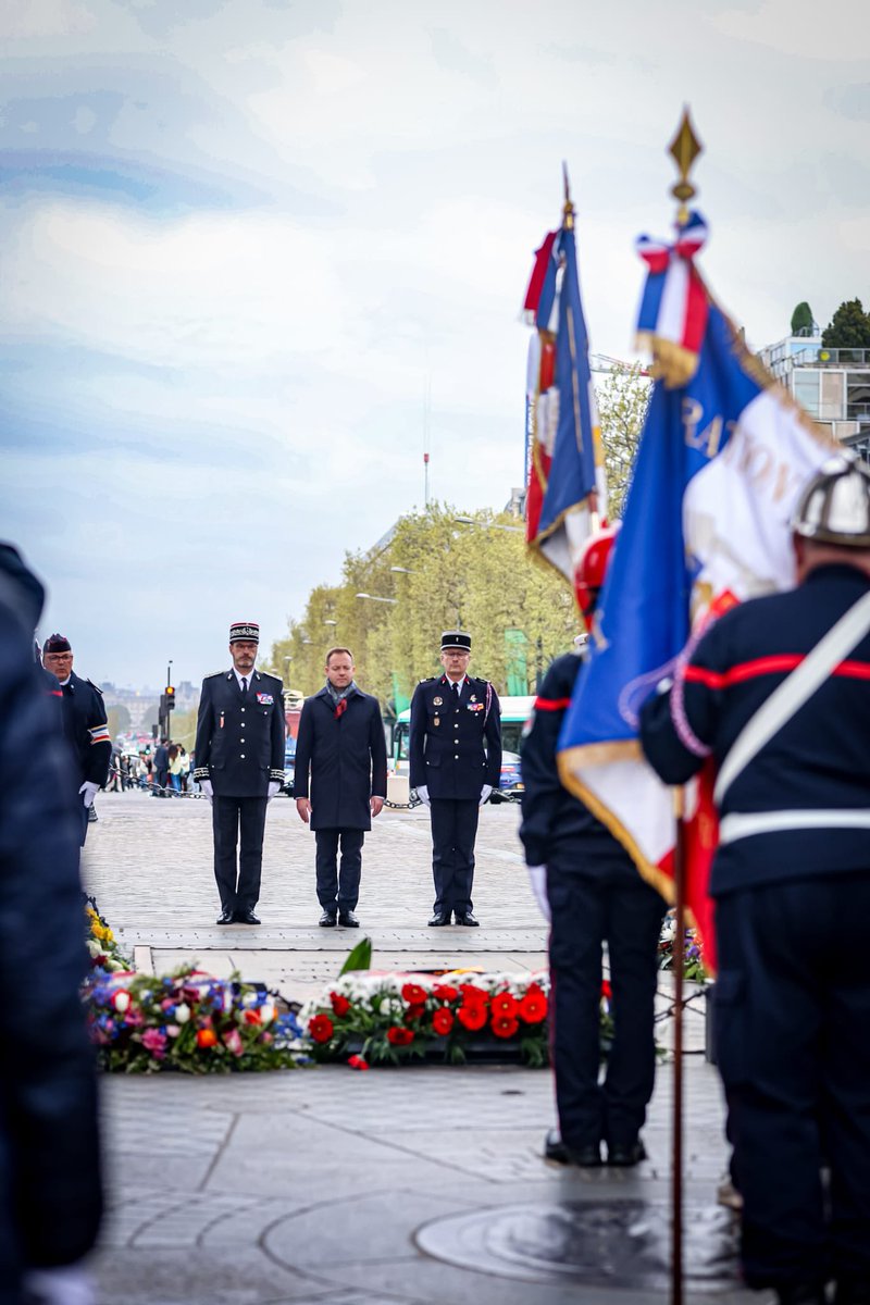 OdpPompiers's tweet image. #100ansODP 💙 | À l’occasion du 100e anniversaire de l’#ODP, une cérémonie solennelle de ravivage de la Flamme s’est tenue sous l’Arc de Triomphe.

Ce moment fort rend hommage à celles et ceux qui ont fait le sacrifice ultime.