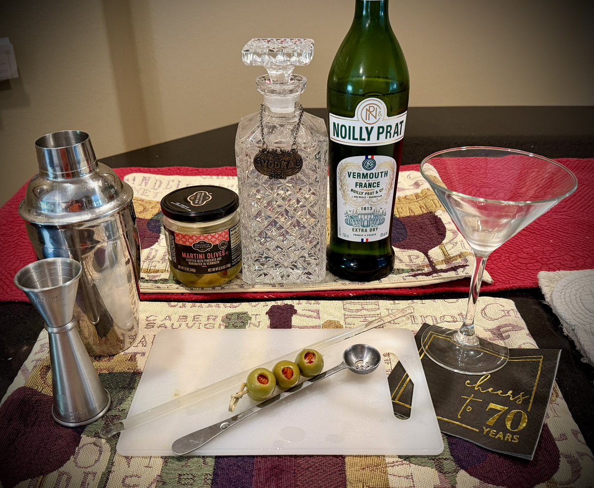 mlzema's tweet photo. It’s #Friday #HappyHour!🕔
#TWEETYOURDRINK
#Vodka #Martini #Stirred +🫒🫒🫒
#Salute! #Cheers! #Sköl! #LChiam! #Santé! #Sláinte! #NaZdrowie! #OogyWawa! #Prosit! #OkoleMaluna! #Ziveli! #Serefe! #CinCin! #Kampai! #Prieka! #Evviva! #Gesondheid! #ZeiGazunt! #Saúde! #Acclamations!🍸 https://t.co/u6DVZvppdS