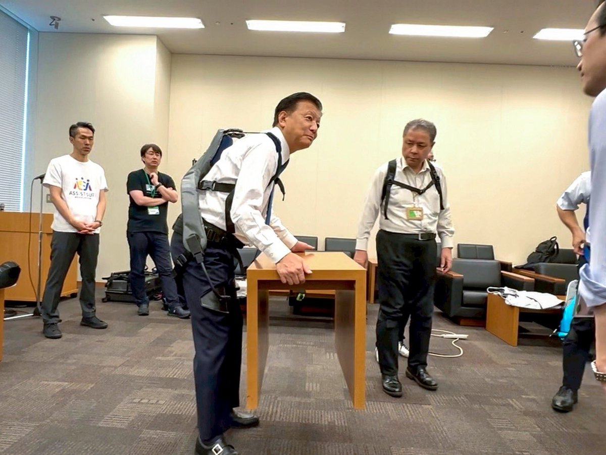 新藤　義孝 tweet media