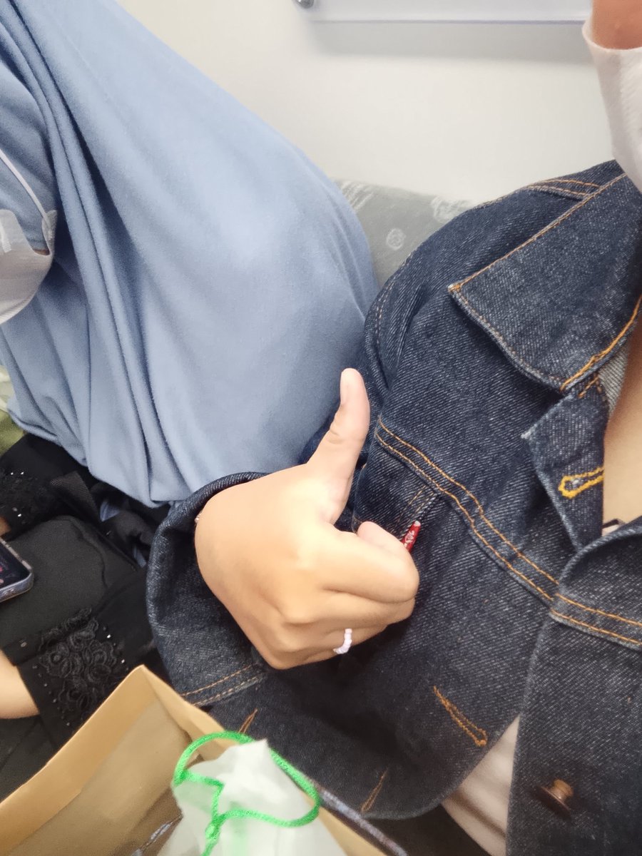 Guys gue lagi otw miniso dan ketemu nctzen di sebelah guee akhirnya kita saling kasih semangat 😭😭😭