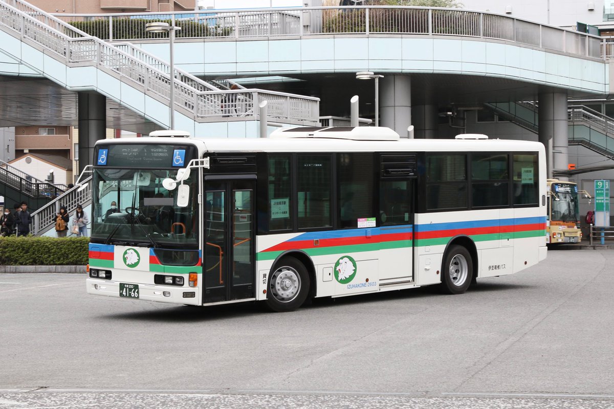 AU75GM's tweet photo. 寝起きの運動と称して、駅と国道の交差点の間をチャリで爆走し、数往復する変��ムーブをしてきたw
いやいやしかし、地元に伊豆箱根バスのMPとか違和感MAX❤️

交差点で撮ってたら、『すみまるさんですか？』と、突然話しかけられて、重鎮撮り鉄のフォロワーさまで横転。どうやらチャリでバレた模様() https://t.co/6HcJBLxkQe