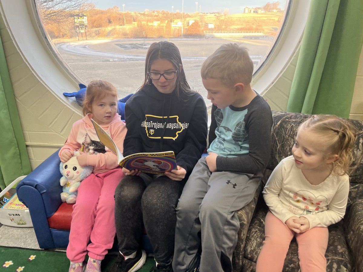 iJAGRocks's tweet image. Discovering a passion for teaching 🍎

@tctrojans Junior Maggie VanNordstrand gains hands-on experience working with preschoolers through #WorkBasedLearning.

She’s also started her first job &amp;amp; continues to serve her community with kindness.

Future educator in the making.