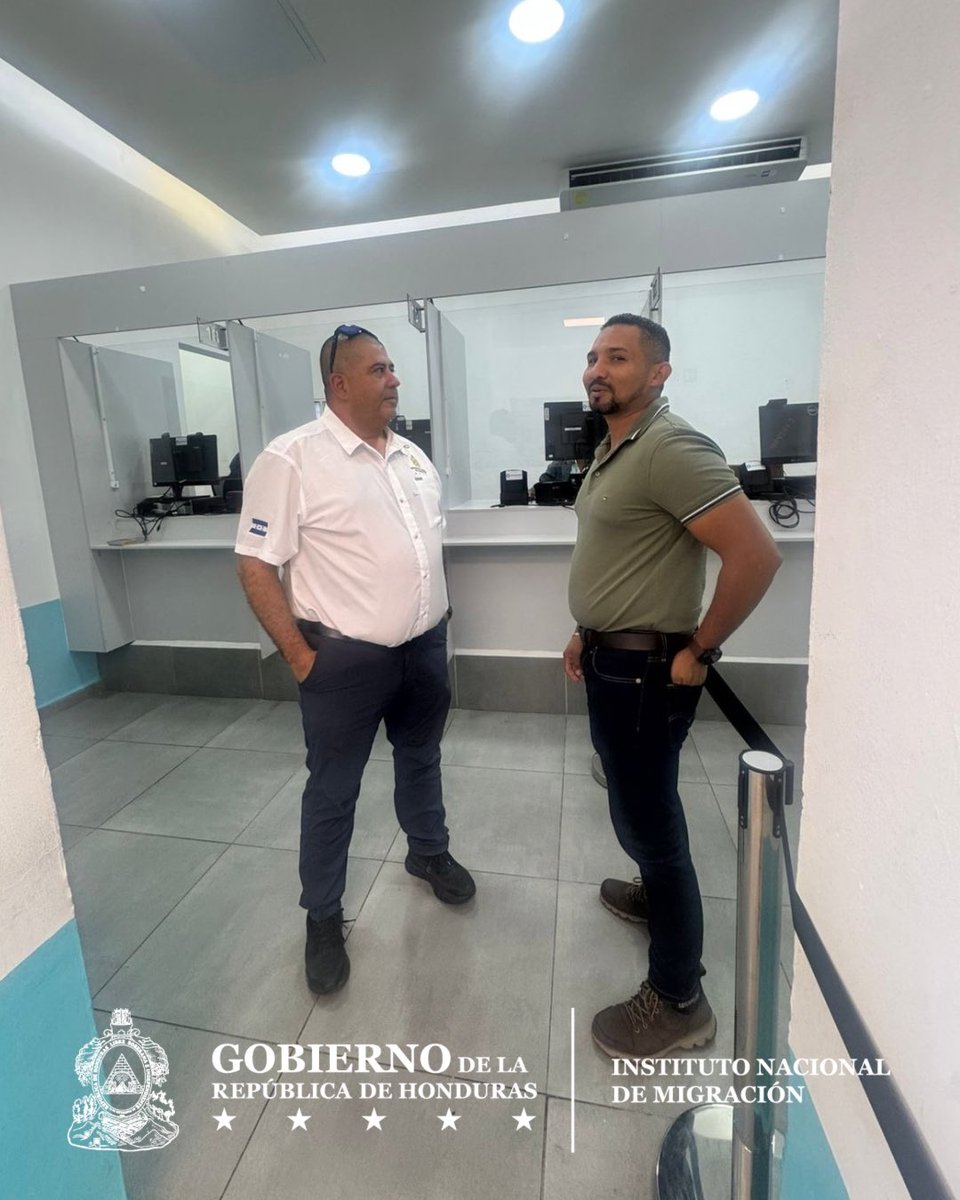 MigracionHND's tweet photo. El Director Ejecutivo @ccordero43 supervisa la operación en el Punto de Control Migratorio de El Amatillo, frontera con El Salvador. 🇸🇻🤝

Esta frontera opera 24/7 con 36 cabinas de atención para brindar un servicio ágil a viajeros nacionales y extranjeros que entran, salen o están en tránsito. 🛂⏰

#Migración #Honduras #SemanaSanta2026 

@hnpresidencia 
@hn_gobierno 
@IHToficial 
@copecogob 
@TNH2026