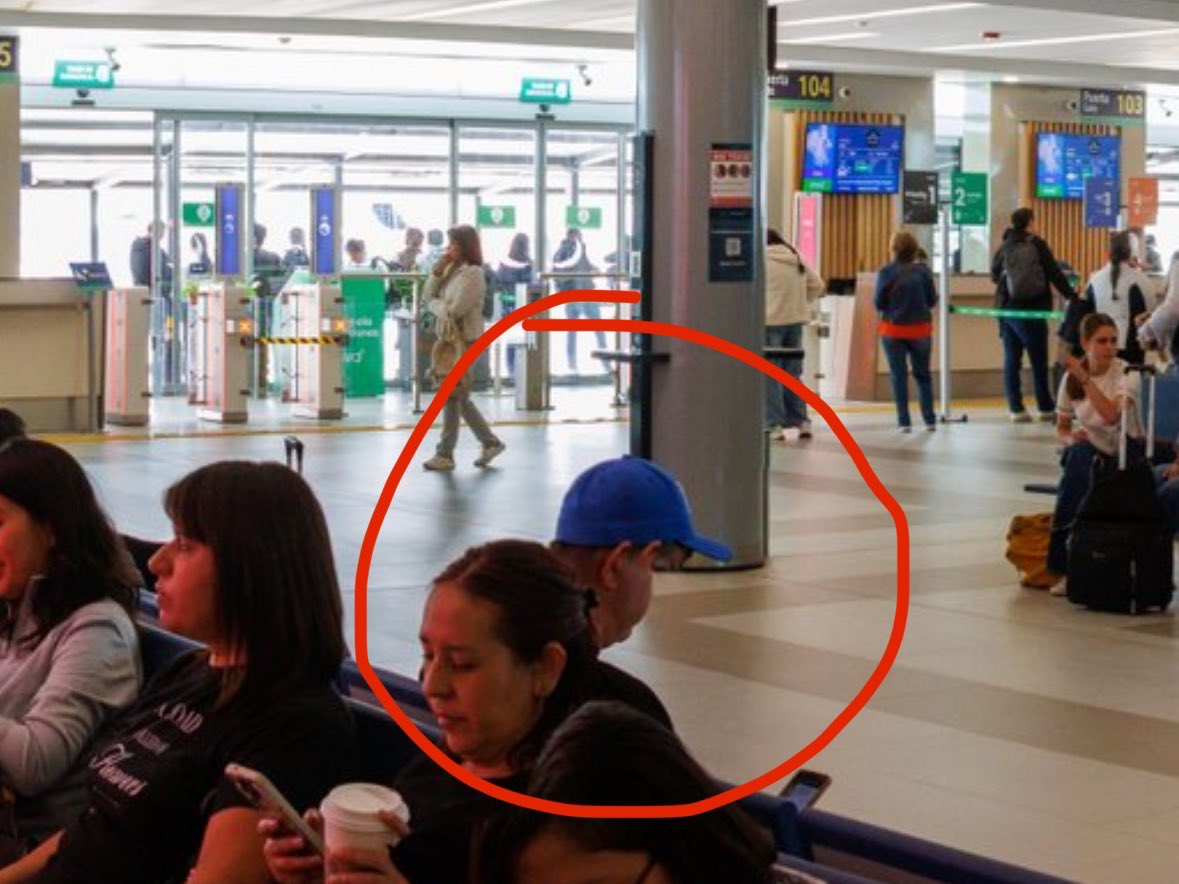 La narcopresidente <a href="/Claudiashein/">Claudia Sheinbaum Pardo</a> subió un post presumiendo un AIFA lleno hoy, pero su foto no es de hoy. 

Ahí dice “Lunes” y “marzo”, y tiene un pasajero con 2 orejas del lado derecho, claramente hecho con IA. 

Hasta para mentir son ineptos estos delincuentes