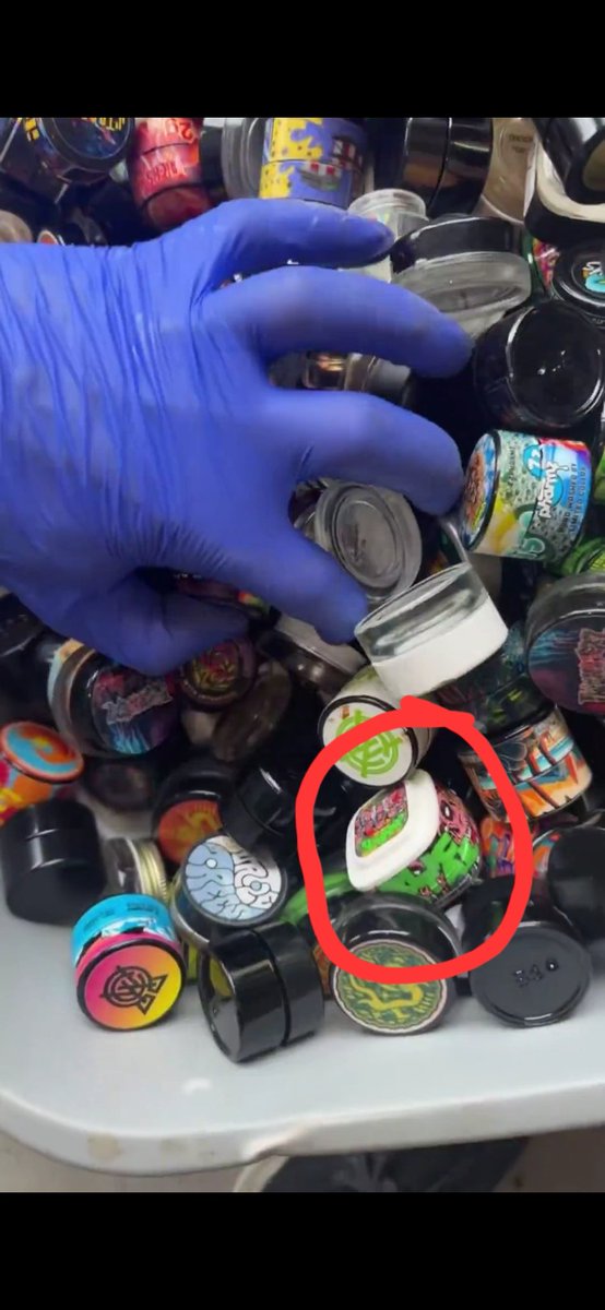 Design 2 Live tweet media