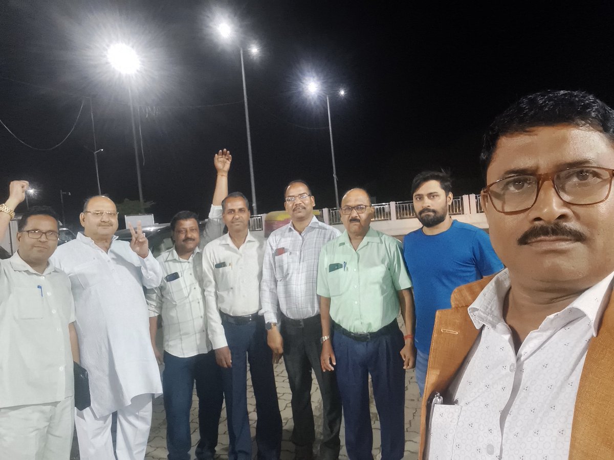 TET अनिवार्यता के विरोध में जनपद शाहजहांपुर के विकास क्षेत्र जैतीपुर के शिक्षक दिल्ली के रामलीला मैदान के लिए रवाना..
दिल्ली में हुंकार भरेंगे 👍

#NO_TET_BEFORE_RTE_ACT 
#JUSTICE_FOR_TEAACHERS