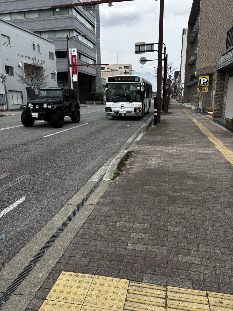 キガワさん、復活を聴きながら
バスに乗ったらFM-FUJIラッピング車両
が来ました！

#キガワ
#FMFUJI