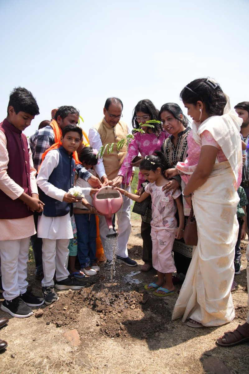 charansing50205's tweet image. जन्मदिन के शुभ अवसर पर मामा जी के साथ पौधा रोपण किया#fypreelsシ゚viralシ #Informative #socialmediachallenge #craters #chandresh kushwah