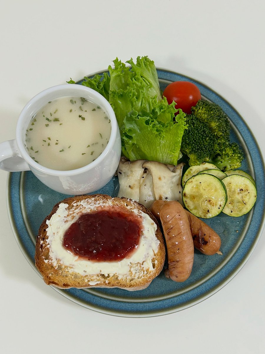 chostraw_sweets's tweet photo. 今日の朝ごはん☀︎
半端に残ってたクリチといちごジャムの消費🍓
ズッキーニが久しぶりに安くなってて嬉しくて速攻買った🫶 https://t.co/6j7VLwjr7i