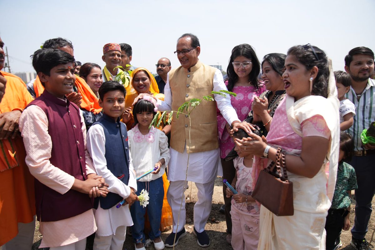 charansing50205's tweet image. जन्मदिन के शुभ अवसर पर मामा जी के साथ पौधा रोपण किया#fypreelsシ゚viralシ #Informative #socialmediachallenge #craters #chandresh kushwah
