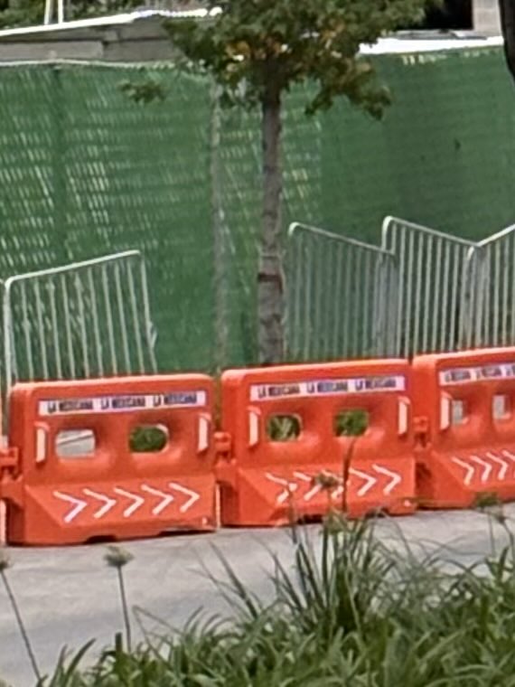 RioverdeVyvyan's tweet photo. @cuajimalpa_gob desde cuando tiene permitido @mexicanaparque infringir un delito de acuerdo al art28 de la ley cívica y poner obstáculos en Av Luis Barragán para llenar sus estacionamientos concesionados @UCS_GCDMX hasta con logotipo sus estorbos sobre la calle @supercivicosmx https://t.co/oxpxoqi1Tx