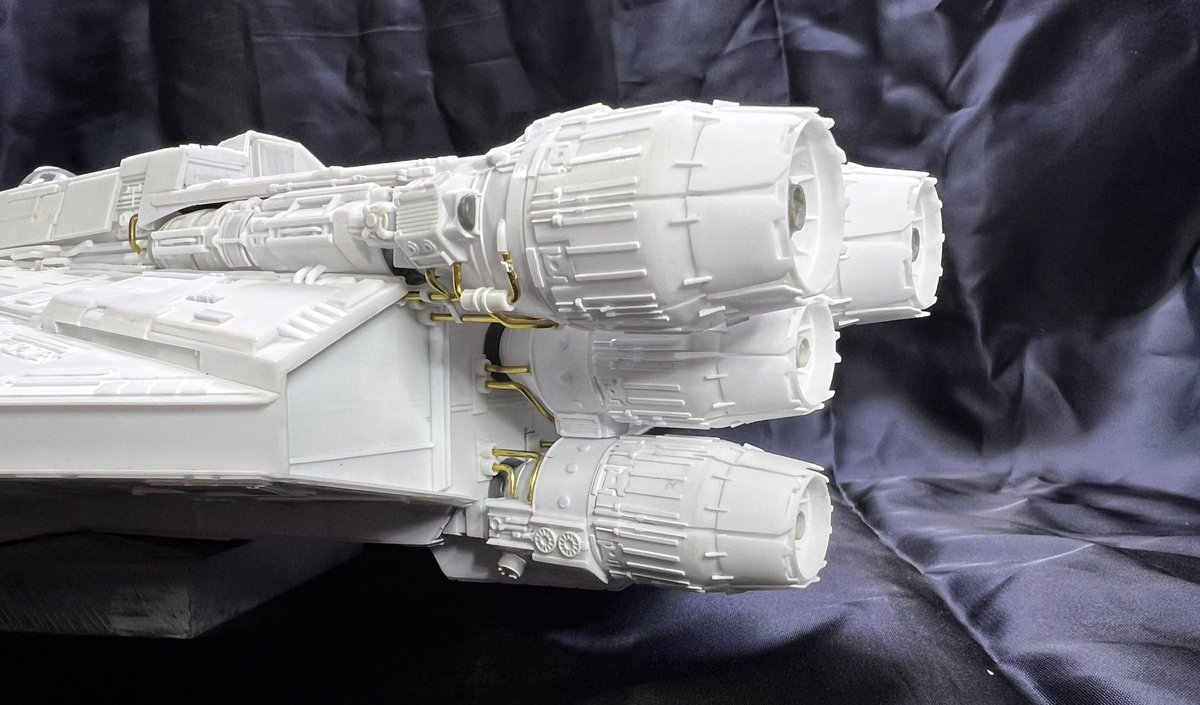 GillesV27t's tweet image. エンジンやっと終わった。基礎は作ってあったけどディテールが凄くて時間掛かった。LEDも入れました。駐機状態で作るのでエンジンはアイドリング中のイメージ。
#144theghost #ghostphantomII #scratchbuild #StarWars