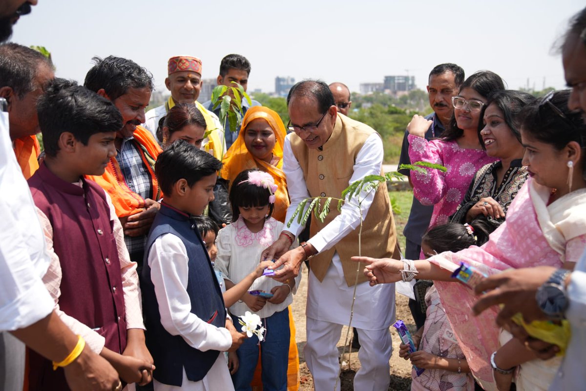 charansing50205's tweet image. जन्मदिन के शुभ अवसर पर मामा जी के साथ पौधा रोपण किया#fypreelsシ゚viralシ #Informative #socialmediachallenge #craters #chandresh kushwah