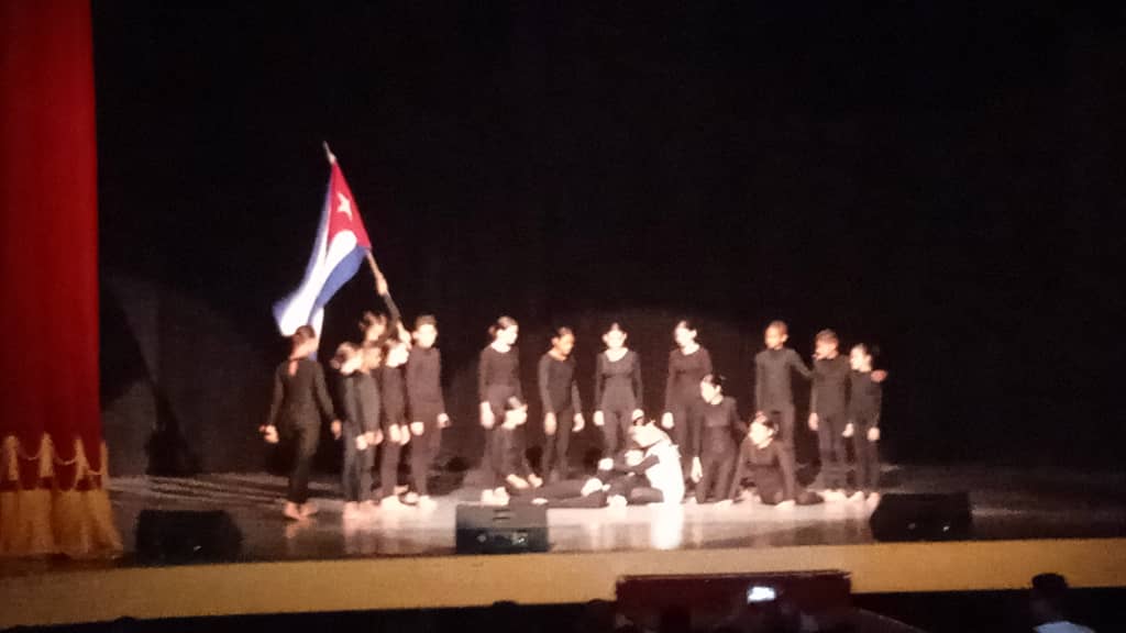 En el Teatro Sauto, con autoridades, pioneros y docentes de Matanzas, se reconoce a estudiantes de niveles Especial, Primaria y Secundaria por el 65 aniversario de la OPJM y 64 de la UJC. 🇨🇺🎭
#GobMtz #CubaMined #MatancerosEnVictoria #dgmemtz