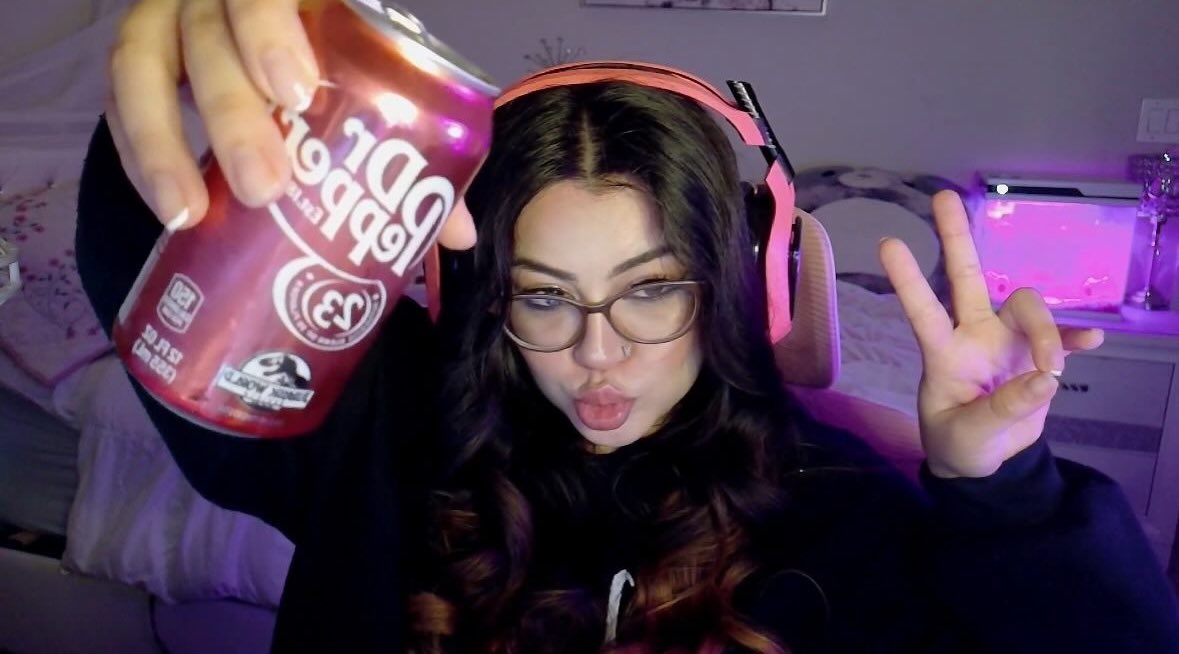 angelina tweet media