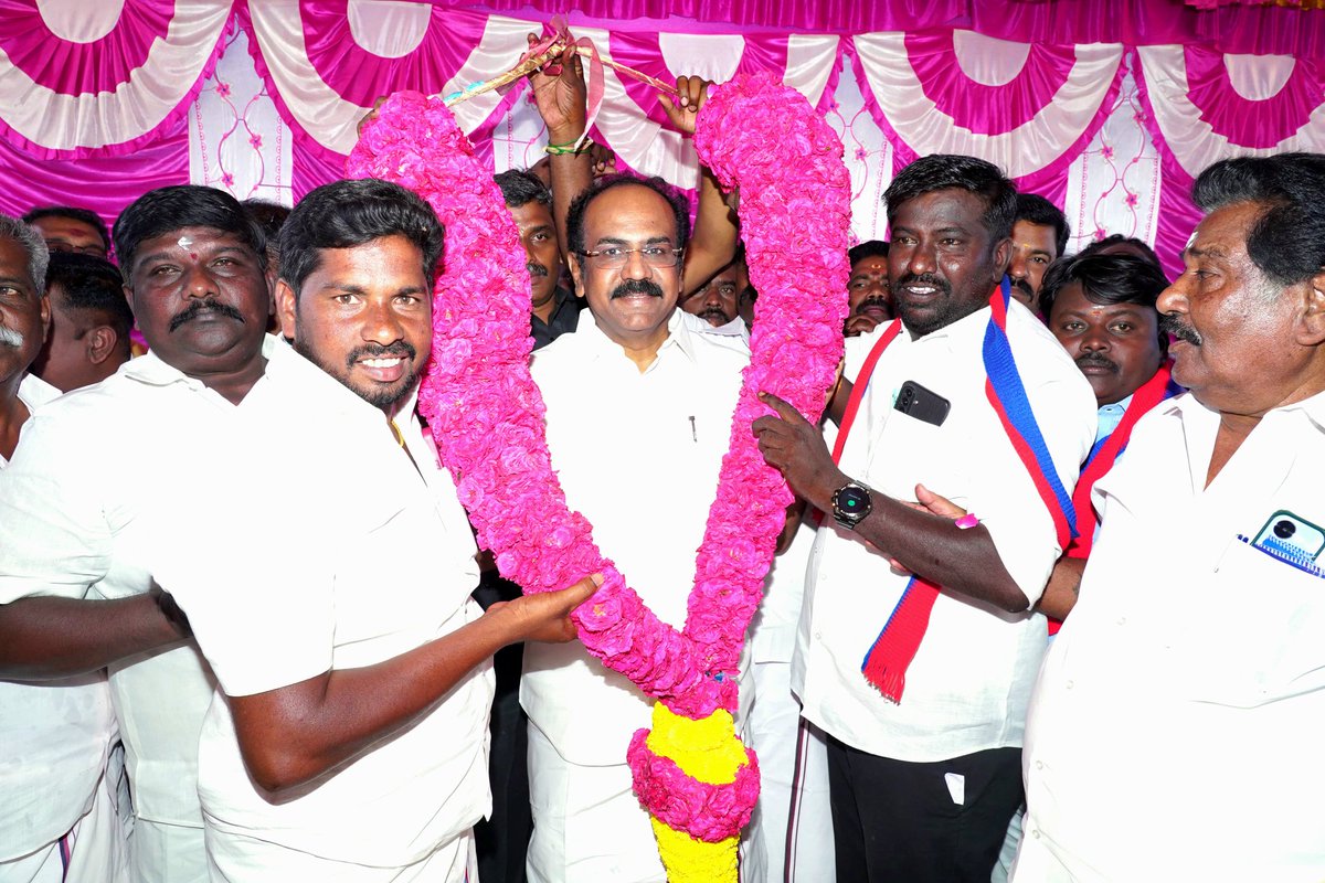 Siddharthappaa's tweet photo. 03.04.2026
திருச்சுழி சட்டமன்ற 
தேர்தல் பரப்புரை
பனிக்கனேந்தல் 
பாப்பணம் கிராமத்தில்
வெற்றி வேட்பாளர்
@TThenarasu அவர்கள் 
💐💐💐💐
@thirumaofficial @imKalaiVani @velichamtvtamil https://t.co/uQE9ru1hwY
