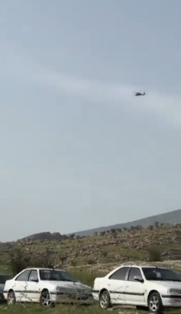 دو جنگنده و یک هلیکوپتر در یک قاب