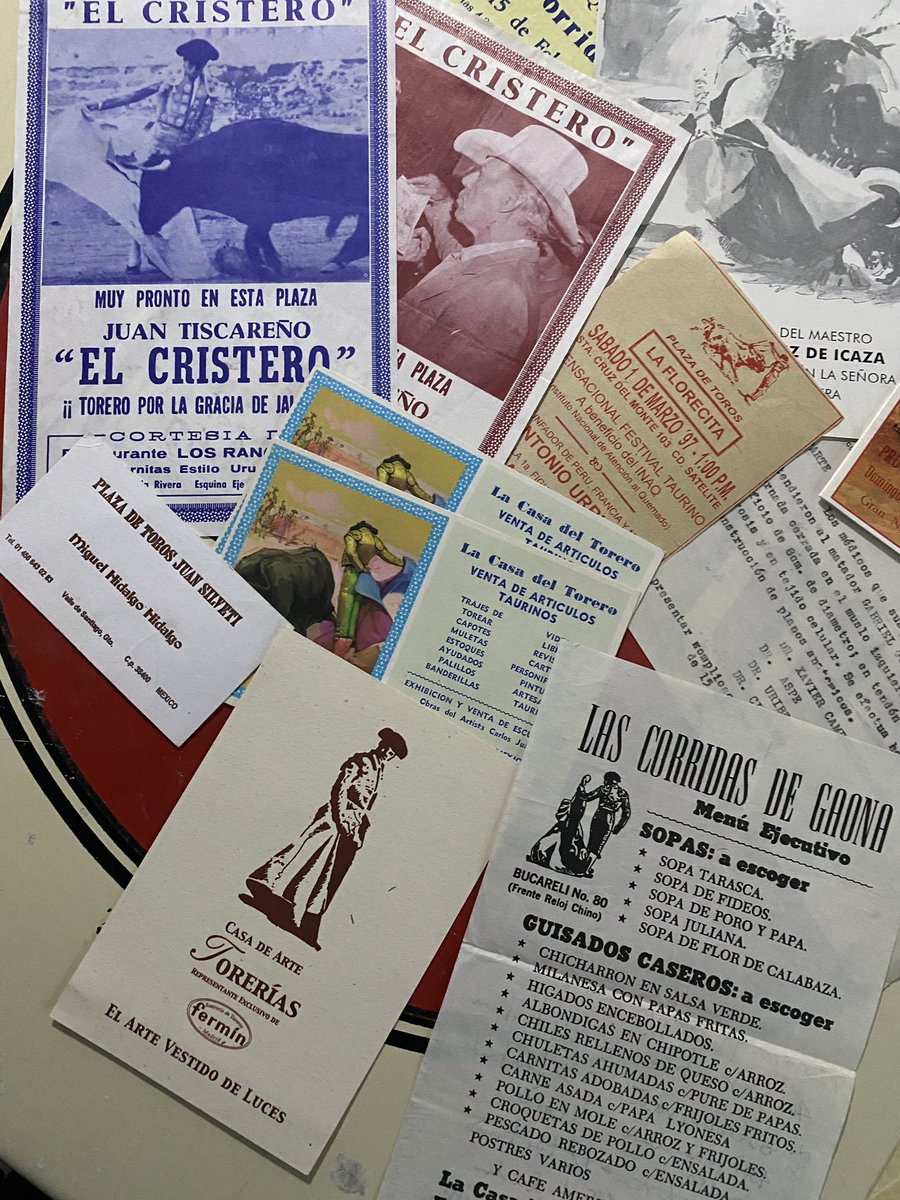 ElMonosabio2019's tweet photo. No tiene sentido dejarlas guardadas más años. Que vayan a las manos de aficionados que las aprecien y valoren. 

Ante la decadencia, vestigios de un pasado que no volverá 🐂 https://t.co/y445cbrmek