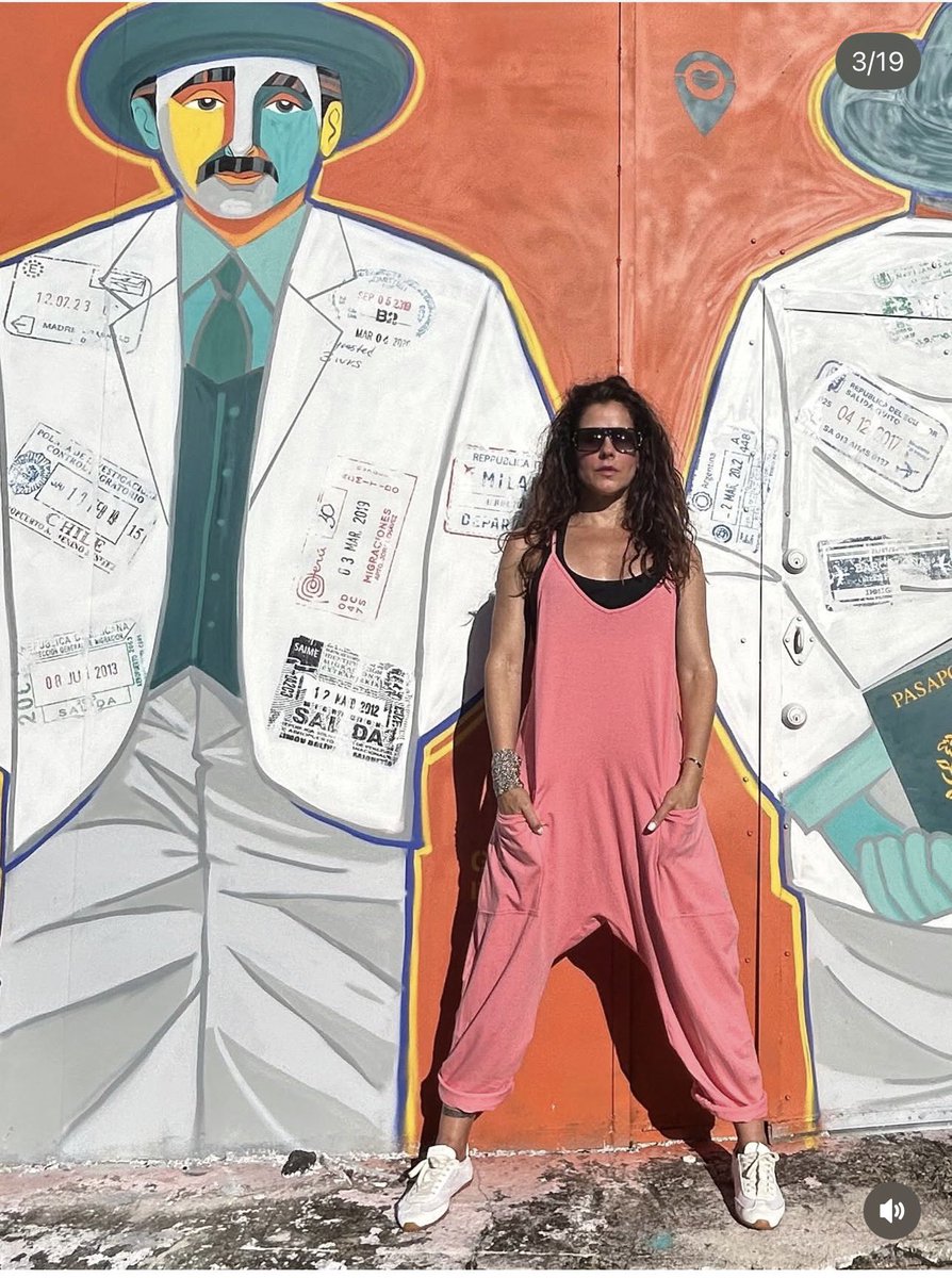 EdoSanabria's tweet image. Qué lujo y privilegio que la actriz colombiana Zharick León haya visitado #wynwood en #Miami y se haya tomado sus fotos junto a nuestro Mural del Santo Trotamundos #josegregoriohernandez