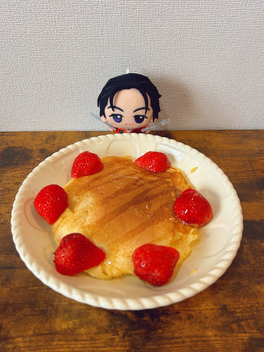 スイーツに囲まれるふみやぬい tweet media