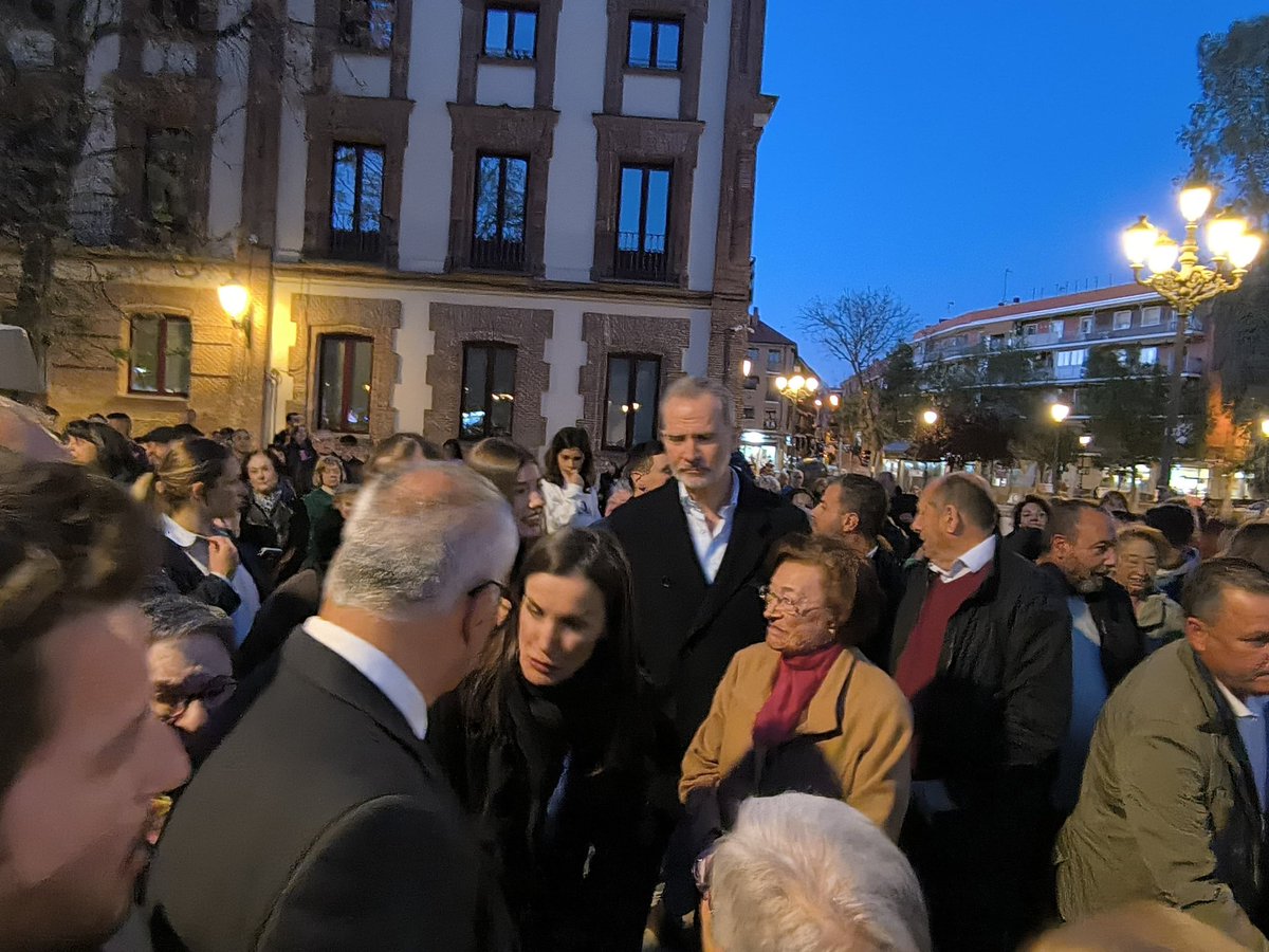 carlosizqtorres's tweet photo. 🔝Un momento inolvidable y para la historia de #Carabanchel: 

Los Reyes de #España, FelipeVI y Leticia, asisten con sus hijas a la procesión del Silencio.

Son recibidos con muchísimo cariño por todos los vecinos.

Gracias por acompañarnos con sencillez, humildad y cercanía. https://t.co/TVvR7AmMlA