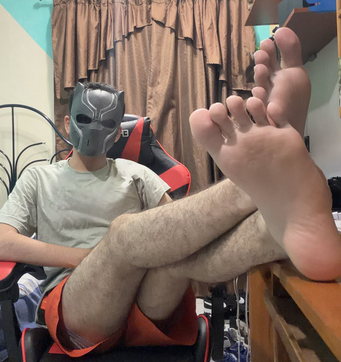 Timid Toes tweet media